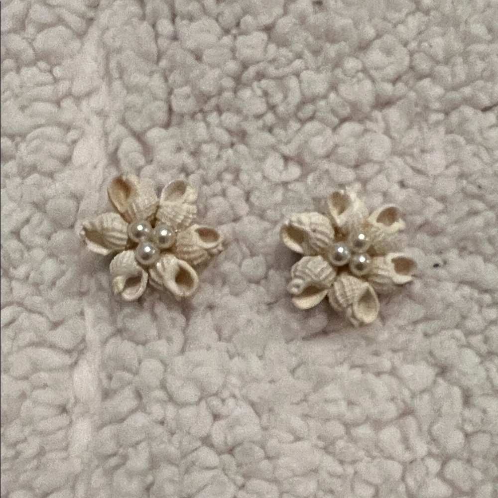 Vintage Shell with pearl like stones clip earrings.